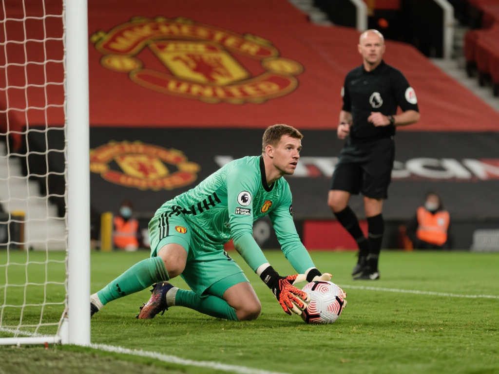 奥纳纳失误成焦点!滕哈格:领先优势下不应如此紧张 奥纳纳失误成焦点!滕哈格:领先优势下不应如此紧张