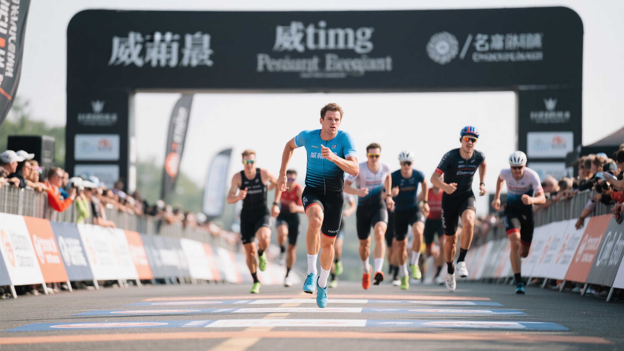 杰伦-威廉姆斯赛后冲进更衣室激动高呼：香槟呢！香槟在哪？